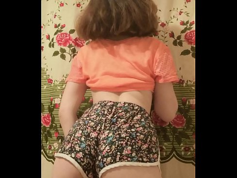 ❤️ Sexy mladá kočka svléká šortky před kamerou. Porno video u nás ☑