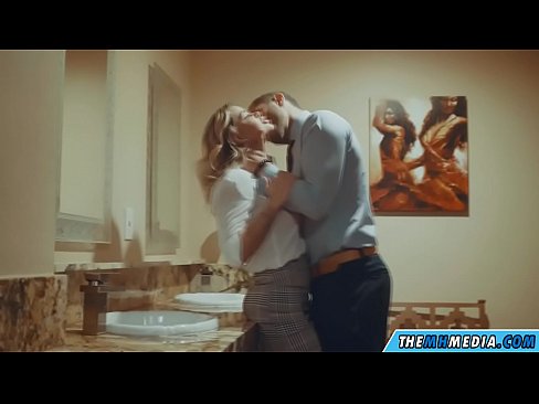 ❤️ Když vás na veřejných záchodcích svádí prsatá blondýna. Porno video u nás ☑